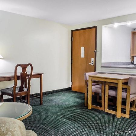 Econo Lodge Inn & Suites Денвер Экстерьер фото