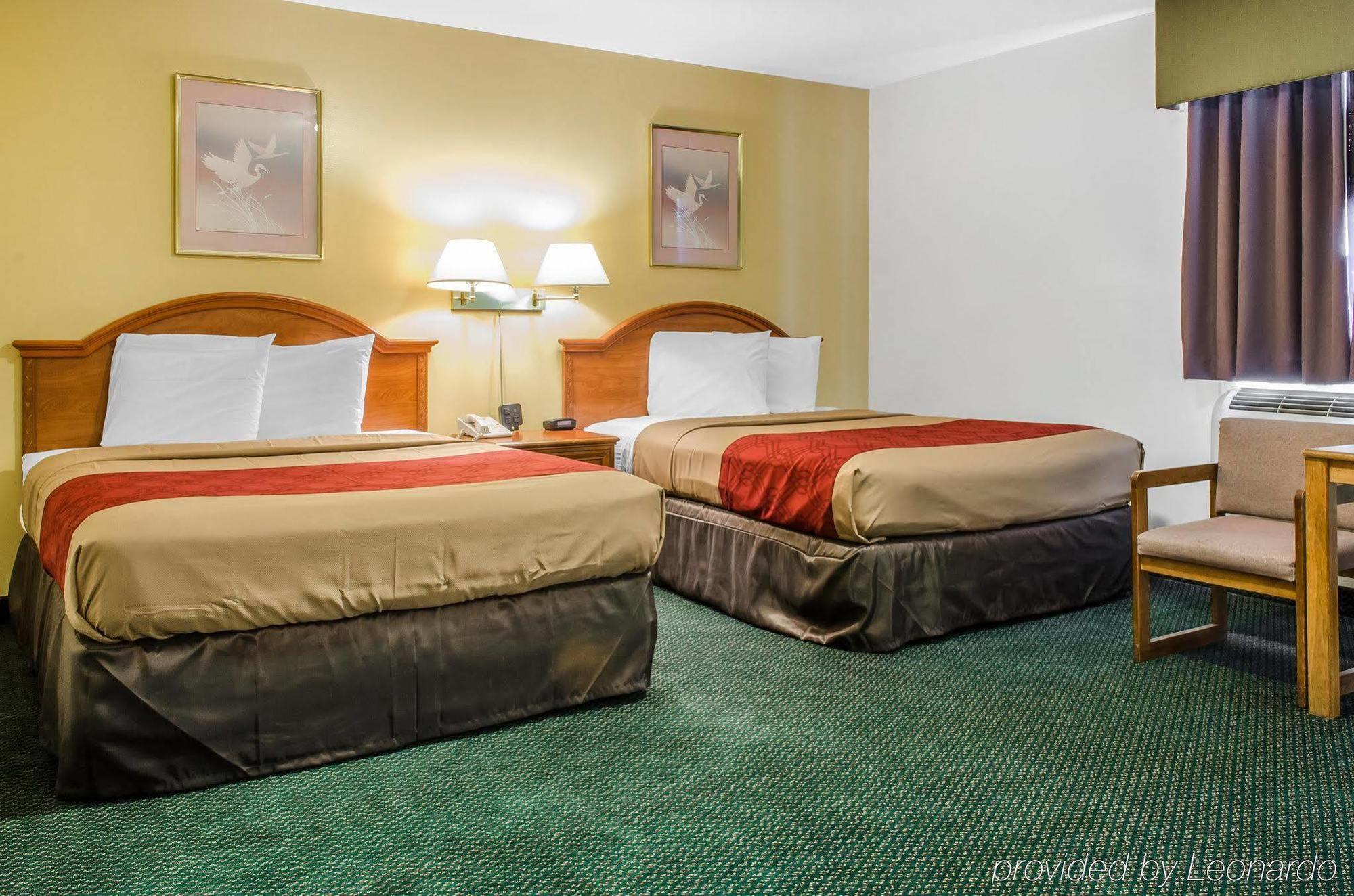 Econo Lodge Inn & Suites Денвер Экстерьер фото