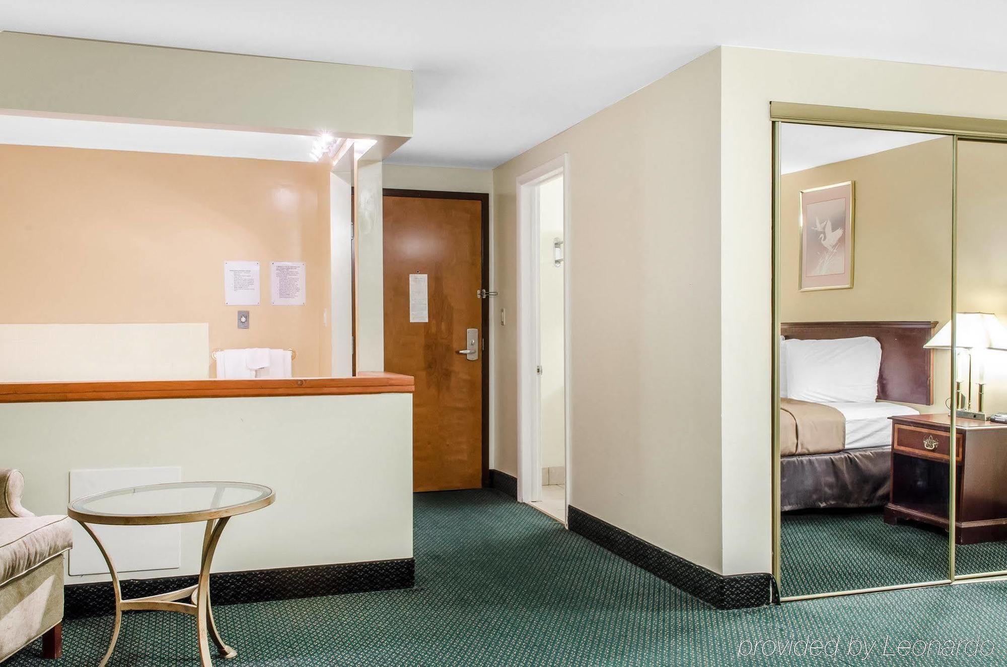 Econo Lodge Inn & Suites Денвер Экстерьер фото